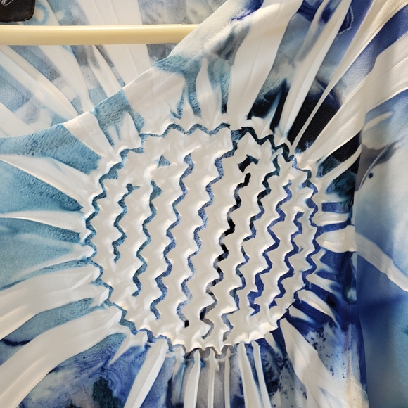 Detailed summer weight top - Picture 2 of 4